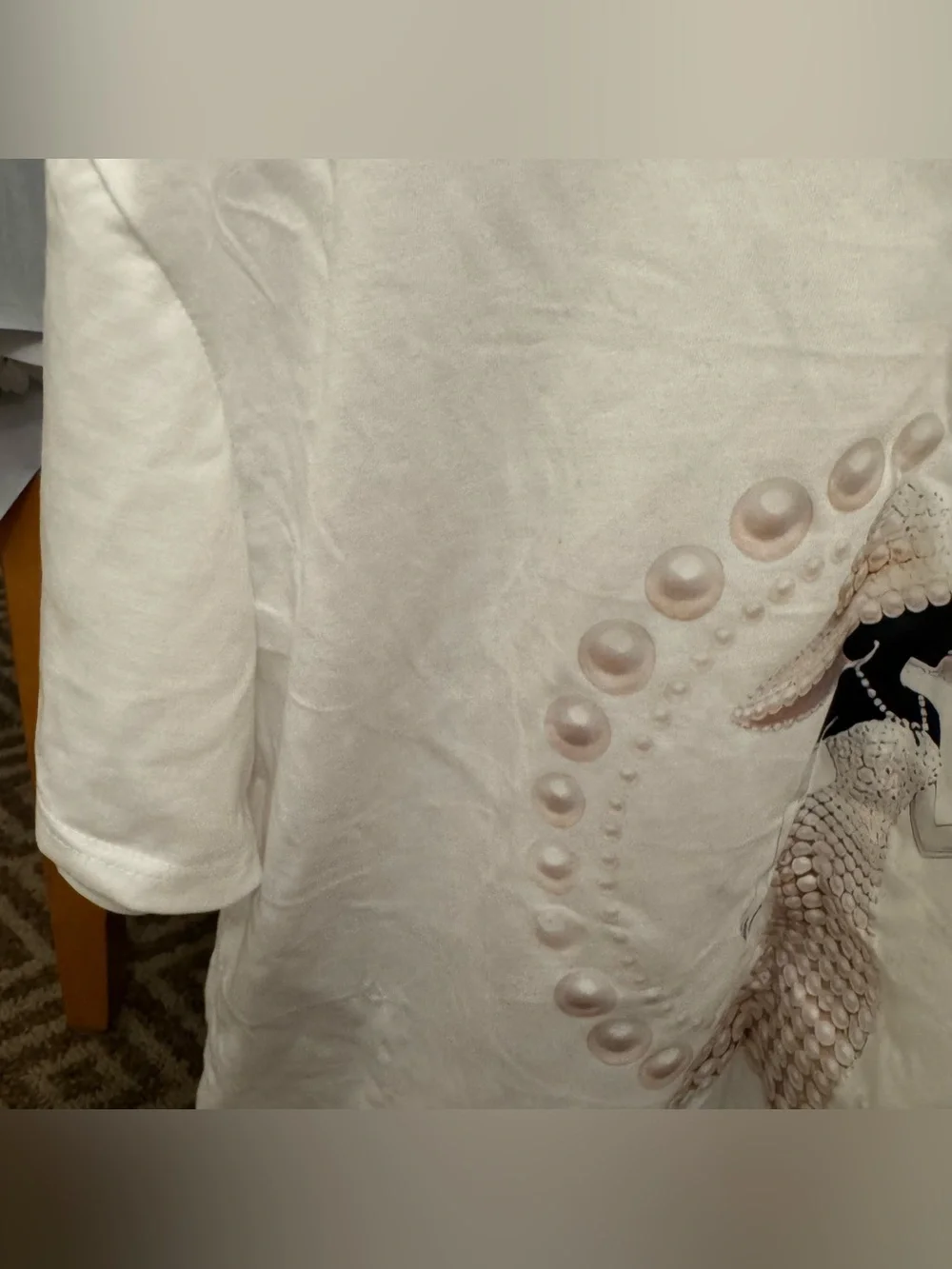 New Women in a Hat White Pearl Graphic Tee Size XL